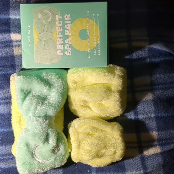 (7) I DEW CARE ACNE REUTINE W/ (1) BOX w/ 3 SPA HEADBANDS & 2 LIP OIL - Picture 8 of 8